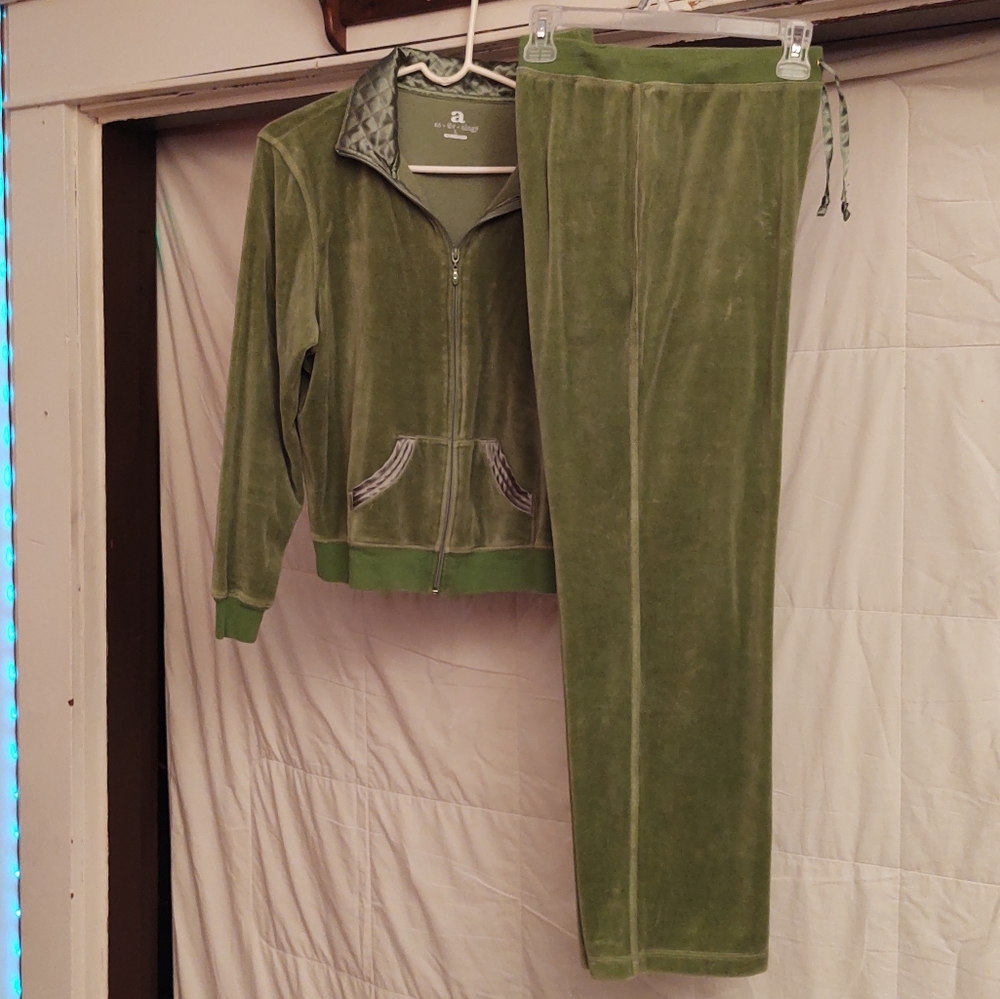 ac-tiv-ology velour jogger set